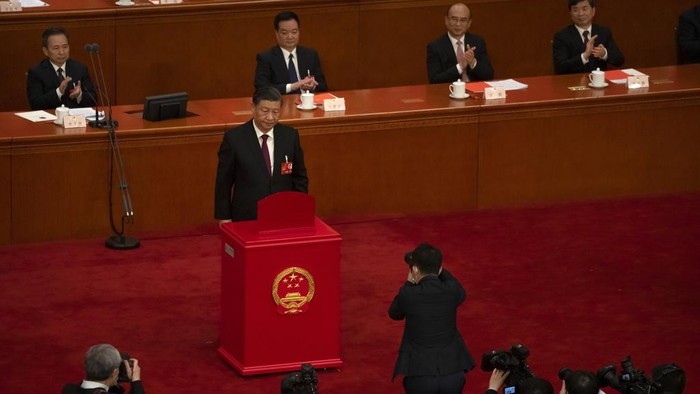 Potret Xi Jinping Resmi Jadi Presiden China 3 Periode Chinese President Xi Jinping casts his vote during a session of China's National People's Congress (NPC) at the Great Hall of the People in Beijing, Friday, March 10, 2023. Chinese leader Xi Jinping was awarded a third five-year term as president Friday, putting him on track to stay in power for life at a time of severe economic challenges and rising tensions with the U.S. and others. (AP Photo/Mark Schiefelbein)