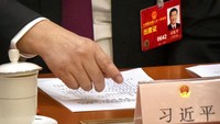 Presiden China Xi Jinping menekan tombol untuk memberikan suara selama sesi Kongres Rakyat Nasional China (NPC) di Aula Besar Rakyat di Beijing.