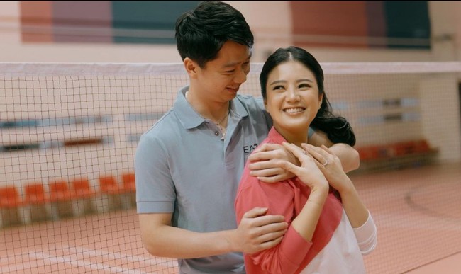 Kevin Sanjaya dan Valencia Tanoesoedibjo melakukan pemotretan pre-wedding dengan berbagai tema. Setelah gaya Old Hollywood, kali ini bertema badminton. Foto: Instagram/@valenciatanoe @morden.co