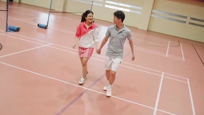 Nuansa 90-an cukup kental dalam prewedding yang dibuat untuk kesekian kalinya ini. Foto: Instagram/@valenciatanoe @morden.co