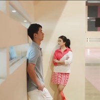 Kevin Sanjaya tampak mengenakan baju olahraga badminton berupa polo shirt abu-abu dipadu celana pendek dan sneakers putih. Foto: Instagram/@valenciatanoe @morden.co