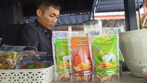 Produk stik buah yang menjadi unggulan BUMDes Tunggal Jaya, Desa Mundeh Kauh, Kecamatan Selemadeg Barat, yang dipajang di gerai PDDS Tabanan. (chairul amri simabur/detikBali)