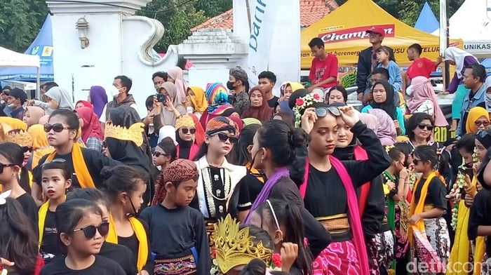 Ratusan penari tampilkan kesenian sintren dalam rangka memeriahkan Milad Keraton Kacirebonan ke-215, Minggu (12/3/2023).