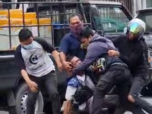 Jukir-Driver Ojol Baku Hantam gegara Uang Parkir di Medan!