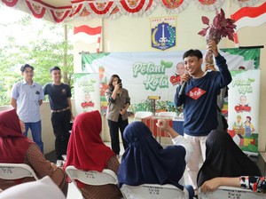 Relawan Ganjar Bangun Instalasi Hidroponik di Rusunawa Jatinegara