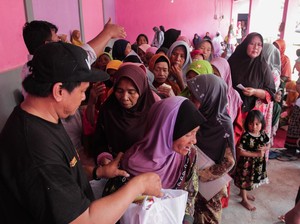 Jelang Ramadan, Relawan Sandiaga Gelar Bazar Sembako Murah di Lumajang