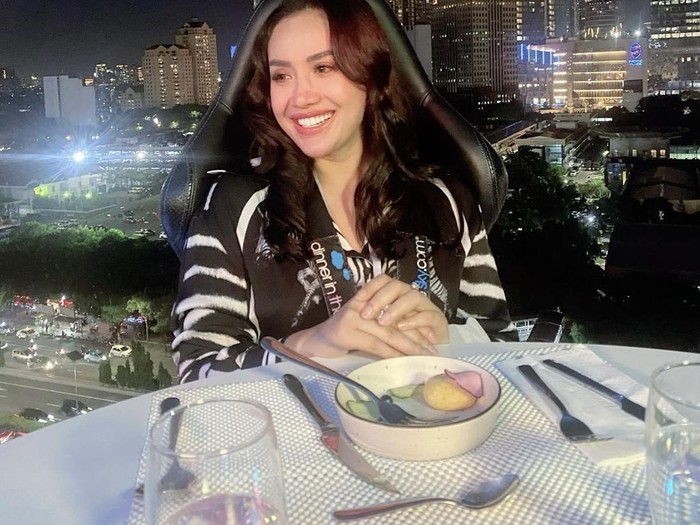 Resmi Menikah, Shinta Bachir dan Suami Hobi Nongkrong di Kafe