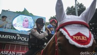 Satu per satu anak-anak merasakan sensasi naik kuda polisi. 