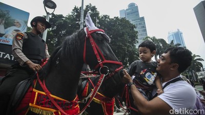 Saat Polisi Berkuda Jadi Primadona di CFD Jakarta