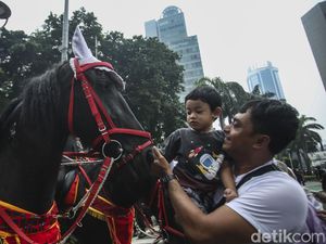 Saat Polisi Berkuda Jadi Primadona di CFD Jakarta