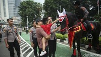 Polisi Berkuda dari Detasemen Turangga Direktorat Polisi Satwa Polri selain ditugaskan untuk pengamanan simpatik juga untuk menghibur warga dan anak-anak saat Hari Bebas Kendaraan Bermotor (CFD). 