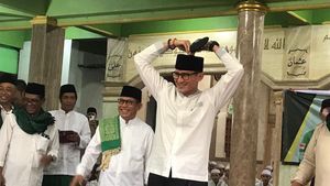 Sandiaga Pose Love Sign di Harlah PPP Hingga Diserbu Santriwati