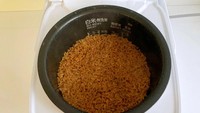 Selanjutnya masak beras dalam rice cooker seperti memasak nasi pada umumnya. Foto: soranews24.com