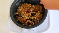 Setelah nasi kopi matang, tambahkan topping. Pilihan simpelnya kacang instan seperti ini. Foto: soranews24.com