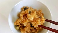 Seperti ini tampilan nasi yang sudah dicampur kopi dan kacang-kacangan. Mirip nasi goreng ya? Foto: soranews24.com