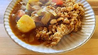 Nasi yang direndam kopi ini juga bisa dimakan bersama lauk lain. Orang Jepang suka melengkapimya dengan kari dan ayam goreng. Foto: soranews24.com