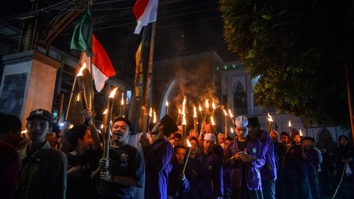 Warga mengikuti pawai obor di Alun-Alun Lembang, Kabupaten Bandung Barat, Jawa Barat, Sabtu (11/3/2023). Ribuan warga se-Kecamatan Lembang Kabupaten Bandung Barat mengikuti pawai obor yang digelar dalam rangka menyambut Bulan Suci Ramadhan 1444 Hijriah. ANTARA FOTO/Raisan Al Farisi/nym.