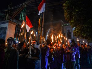 Tradisi Pawai Obor untuk Peringatan Isra Miraj di Jabar
