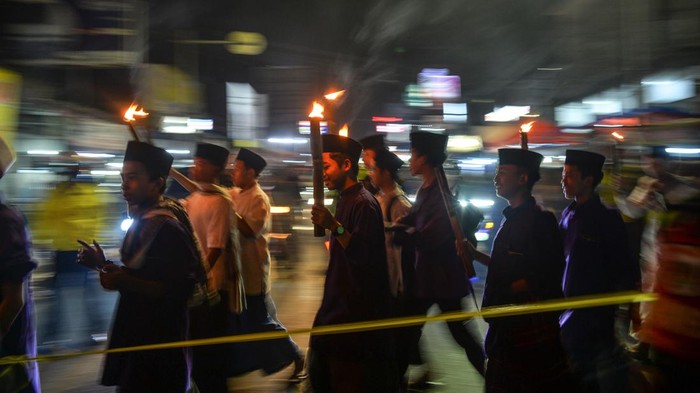 Warga mengikuti pawai obor di Alun-Alun Lembang, Kabupaten Bandung Barat, Jawa Barat, Sabtu (11/3/2023). Ribuan warga se-Kecamatan Lembang Kabupaten Bandung Barat mengikuti pawai obor yang digelar dalam rangka menyambut Bulan Suci Ramadhan 1444 Hijriah. ANTARA FOTO/Raisan Al Farisi/nym.