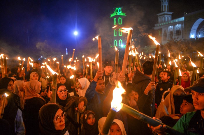 Warga mengikuti pawai obor di Alun-Alun Lembang, Kabupaten Bandung Barat, Jawa Barat, Sabtu (11/3/2023). Ribuan warga se-Kecamatan Lembang Kabupaten Bandung Barat mengikuti pawai obor yang digelar dalam rangka menyambut Bulan Suci Ramadhan 1444 Hijriah. ANTARA FOTO/Raisan Al Farisi/nym.