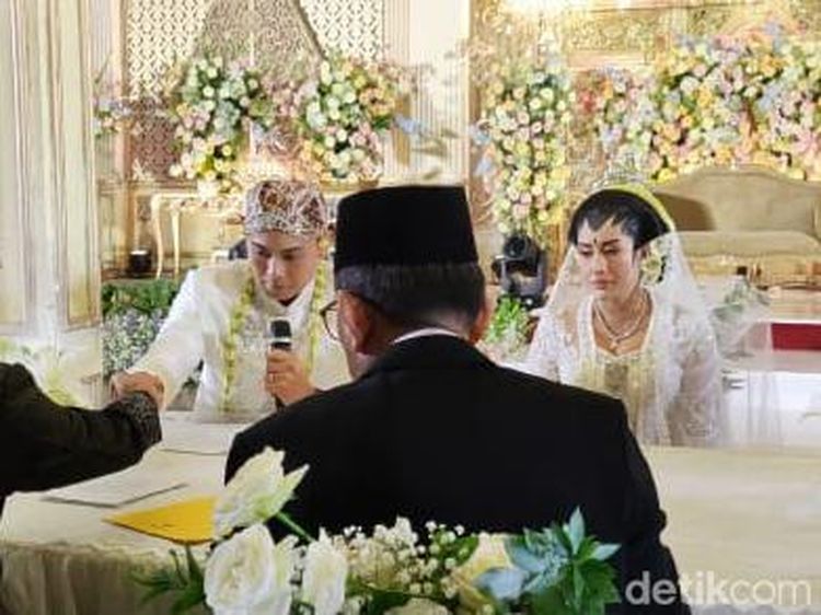 6 Potret Bahagianya Shinta Bachir Resmi Jadi Istri Indra Kristianto