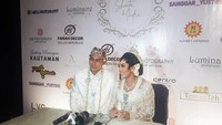 Indra Kristianto memberikan mahar 10 gram logam mulia dan uang Rp 1.232.023. Foto: Febri/detikHOT