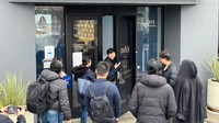 Seorang pekerja (tengah) memberi tahu orang-orang bahwa kantor pusat Silicon Valley Bank (SVB) ditutup. Regulator perbankan California sempat menutup kantor Silicon Valley Bank pada Jumat (10/3), setelah sahamnya jatuh sebanyak 66% dalam perdagangan premarket. Getty Images/Justin Sullivan