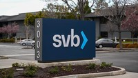 Kantor pusat Silicon Valley Bank terlihat di Santa Clara, California, Amerika Serikat. Saham SVB, merosot lebih dari 50% pada hari Kamis (9/3) setelah perusahaan mengumumkan penjualan saham senilai US$ 1,75 miliar. SVB berjuang melawan pembakaran uang tunai karena penurunan simpanan dari para startup yang berjuang dengan kekeringan pendanaan modal ventura. Tayfun Coskun/Anadolu Agency/Getty Images