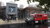 Sebuah truk lapis baja Brinks diparkir di depan markas Silicon Valley Bank (SVB) yang ditutup di Santa Clara, California. Silicon Valley Bank merupakan pemberi pinjaman menduduki peringkat ke-16 terbesar di AS pada akhir 2022. Asetnya diperkirakan mencapai sekitar US$ 209 miliar. Getty Images/Justin Sullivan  