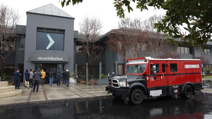 SANTA CLARA, CALIFORNIA - MARCH 10: A Brinks armored truck sits parked in front of the shuttered Silicon Valley Bank (SVB) headquarters on March 10, 2023 in Santa Clara, California. Silicon Valley Bank was shut down on Friday morning by California regulators and was put in control of the U.S. Federal Deposit Insurance Corporation. Prior to being shut down by regulators, shares of SVB were halted Friday morning after falling more than 60% in premarket trading following a 60% declined on Thursday when the bank sold off a portfolio of US Treasuries and $1.75 billion in shares to cover  declining customer deposits. (Photo by Justin Sullivan/Getty Images)