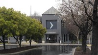 Mengutip Reuters, pemberi pinjaman kepada startup, SVB Financial Group (SIVB.O) atau Silicon Valley Bank, menjadi bank terbesar yang gagal sejak krisis keuangan 2008, pada hari Jumat (10/3/2023). Kolapsnya Silicon Valley Bank yang tiba-tiba, mengguncang pasar global, menyebabkan miliaran dolar milik perusahaan dan investor terdampak. AP/Jeff Chiu
