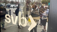 Orang-orang berbaris di luar kantor pusat Silicon Valley Bank (SVB) yang ditutup. Menurut FDIC, Kantor utama dan semua cabang Silicon Valley Bank akan dibuka kembali pada Senin 13 Maret dan semua deposan yang diasuransikan akan memiliki akses penuh ke simpanan yang diasuransikan paling lambat Senin pagi. Getty Images/Justin Sullivan