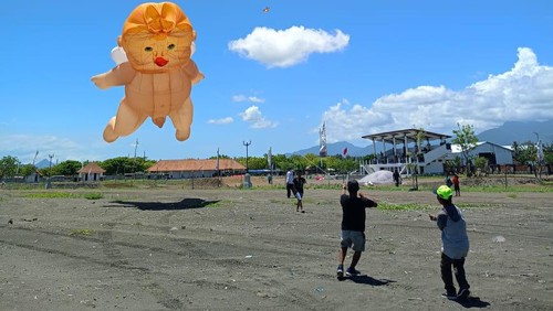Uji coba layang-layang big size di Sirkuit All In One, Desa Pengambengan, Kecamatan Negara, Jembrana, Bali, Minggu (12/3/2023).