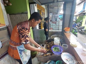 Buka Jam 6-9 Pagi, Warung Sop Kikil di Lorong Makassar Habis 300 Porsi Sehari