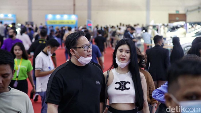 Sejumlah pegunjung menikmati pameran diJakarta Auto Week 2023, JCC Senayan, Sabtu (11/3/2023).