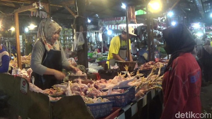 Suasana penjual daging ayam di Pasar Rebo, Purwakarta, Minggu (12/3/2023)