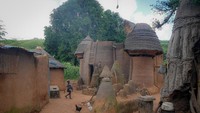 Tata Somba (rumah Tata), situs warisan dunia UNESCO di kawasan perbatasan Togo dan Benin, rumah benteng khas warga Tammari yang juga dikenal  sebagai warga Battamariba, Otamari, atau Somba ini terbuat dari tanah berlapis sepanjang musim kemarau. Foto: Justin Abadjaye/Wikimedia Commons