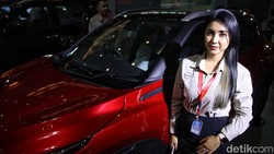 Wajah-wajah Cantik Pemanis Jakarta Auto Week 2023