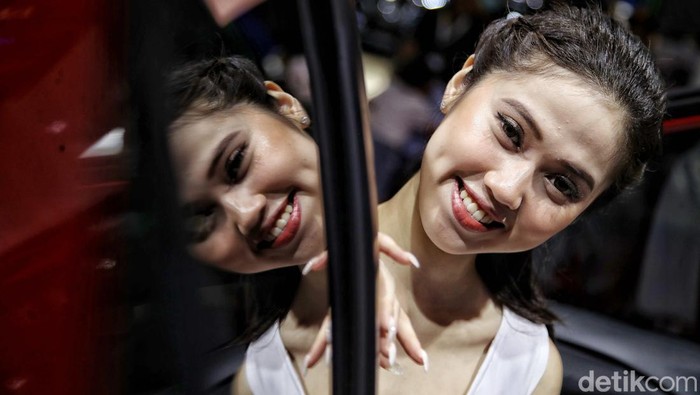 Sales Promotion Girl berjaga di pameran diJakarta Auto Week 2023, JCC Senayan, Sabtu (11/3/2023). Gaikindo Jakarta Auto Week (GJAW)  dilaksanakan pada 1-19 Maret 2023 di Jakarta Convention Center (JCC) Senayan, Jakarta Pusat.