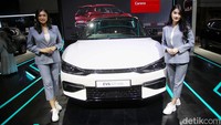 Sales Promotion Girl berjaga di pameran diJakarta Auto Week 2023, JCC Senayan, Sabtu (11/3/2023). Gaikindo Jakarta Auto Week (GJAW)  dilaksanakan pada 1-19 Maret 2023 di Jakarta Convention Center (JCC) Senayan, Jakarta Pusat. 