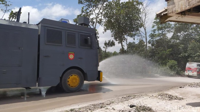 Water canon dikerahkan membersihkan jalanan dari abu vulkanik Merapi di Magelang, Minggu (12/3/2023).