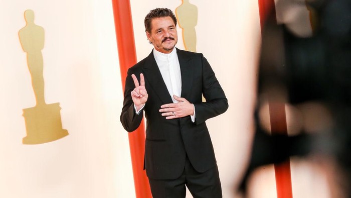 Salma Hayek and Pedro Pascal at the 95th Annual Academy Awards held at Ovation Hollywood on March 12, 2023 in Los Angeles, California. (Photo by Lexie Moreland/WWD via Getty Images)