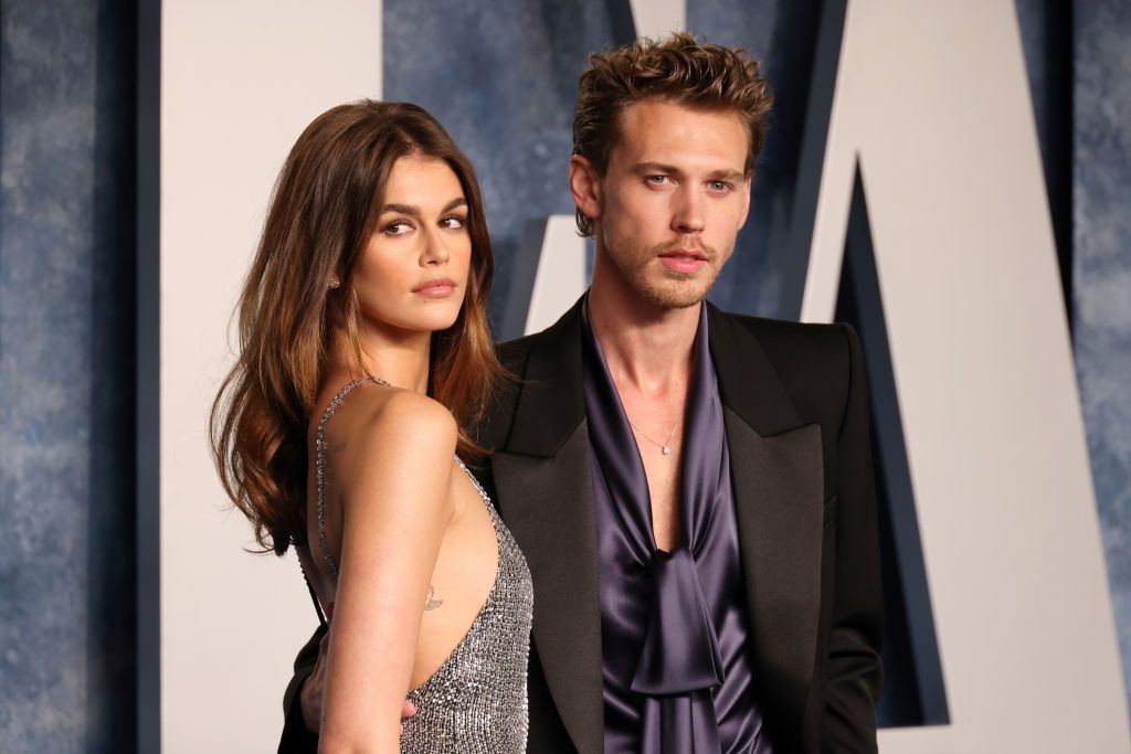 BEVERLY HILLS, CALIFORNIA - MARCH 12: (L-R) Kaia Gerber and Austin Butler attend the 2023 Vanity Fair Oscar Party Hosted By Radhika Jones at Wallis Annenberg Center for the Performing Arts on March 12, 2023 in Beverly Hills, California. (Photo by John Shearer/WireImage)