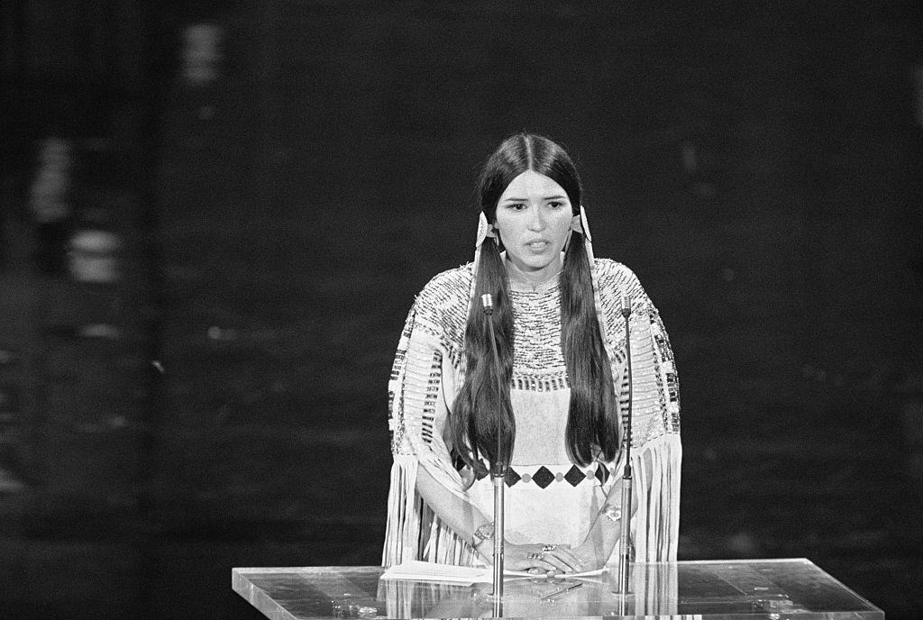 Scheen Littlefeather saat mewakili Marlon Brando  menerima piala Oscar.