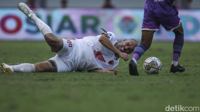 Persita Tangerang vs PSM Makassar berjalan sengit dalam lanjutan Liga 1 2022. Diwarnai kartu merah, laga tuntas tanpa gol.