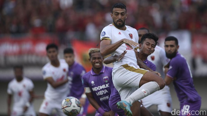 Persita Tangerang vs PSM Makassar berjalan sengit dalam lanjutan Liga 1 2022. Diwarnai kartu merah, laga tuntas tanpa gol.