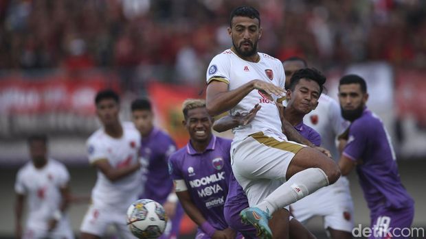 Persita Tangerang vs PSM Makassar berjalan sengit dalam lanjutan Liga 1 2022. Diwarnai kartu merah, laga tuntas tanpa gol.