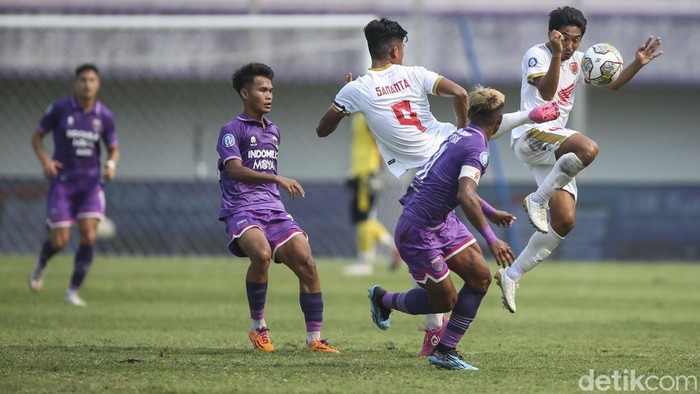 Persita Tangerang vs PSM Makassar berjalan sengit dalam lanjutan Liga 1 2022. Diwarnai kartu merah, laga tuntas tanpa gol.