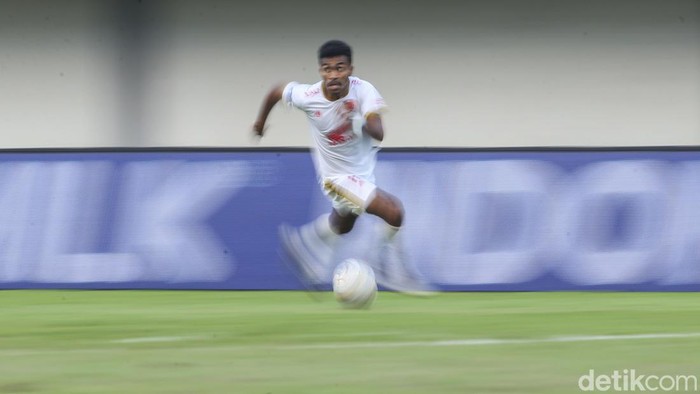 Persita Tangerang vs PSM Makassar berjalan sengit dalam lanjutan Liga 1 2022. Diwarnai kartu merah, laga tuntas tanpa gol.