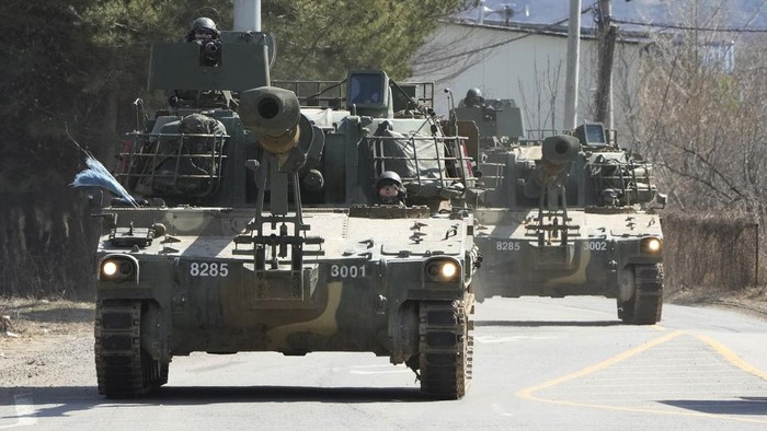 Korsel dan Amerika Serikat memulai latihan militer gabungan hari ini. Mereka tetap menggelar meski Korut memprotesnya dengan meluncurkan rudal jelajah.